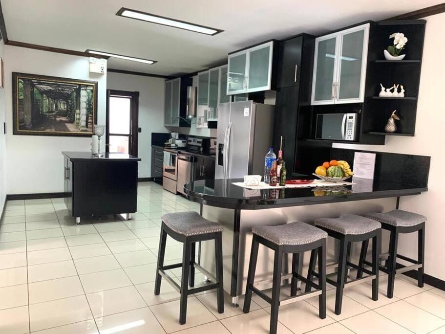 Luxury House near to Juan Sant. Airport, Alajuela. House in Alajuela