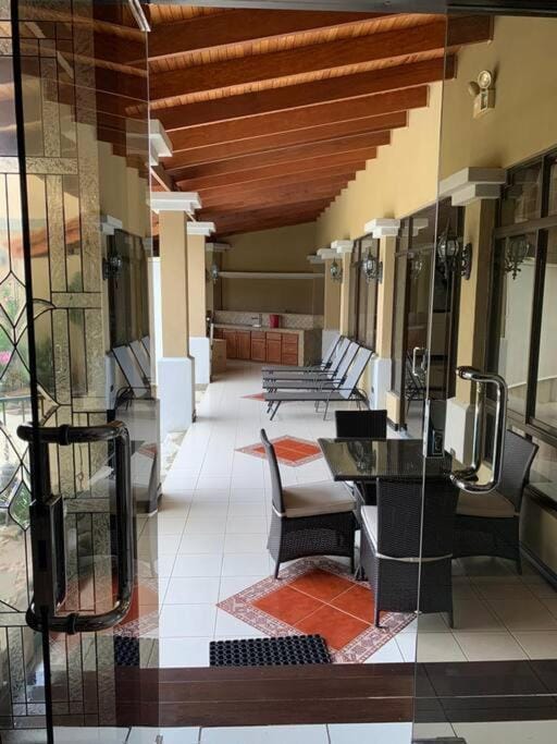 Luxury House near to Juan Sant. Airport, Alajuela. House in Alajuela