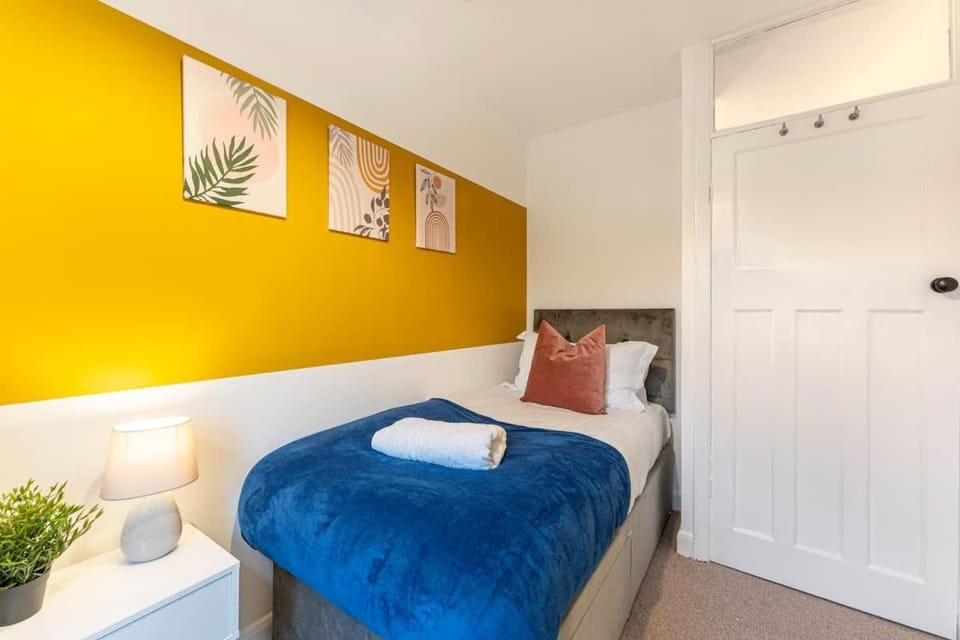 Spacious 3-Bed with parking NEAR NEC & BHX AIRPORT House in Coventry