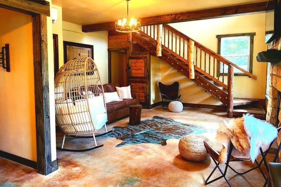 Waterfront Houston Hide out In A Magical Forest House in Texas