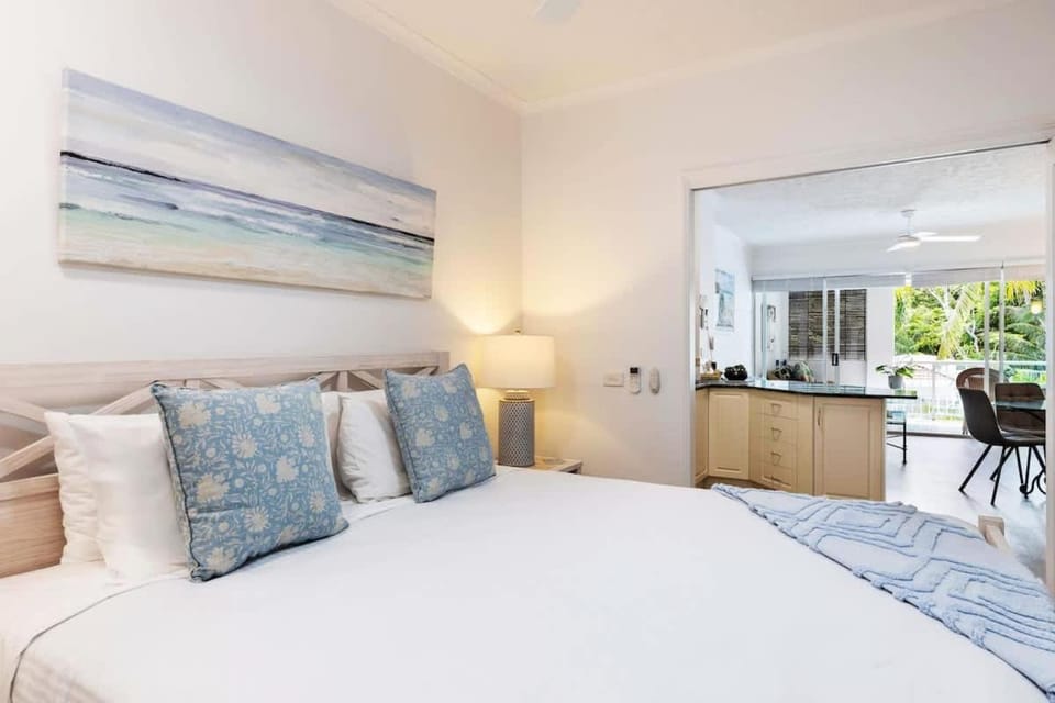 'Swaying Palms and Salt Air' A Dreamy Tropical Haven Apartment in Palm Cove