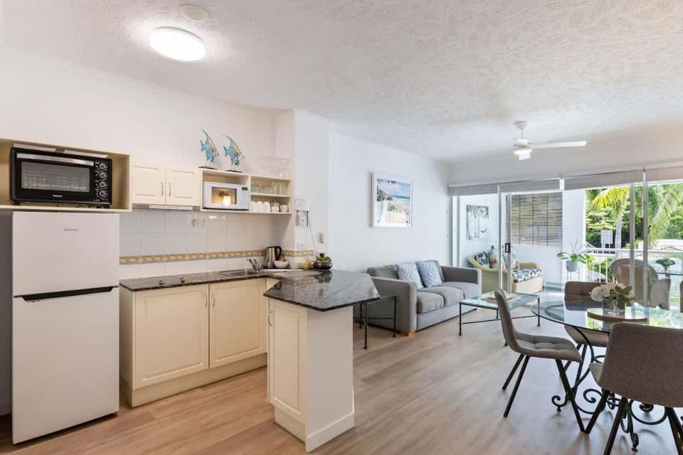 'Swaying Palms and Salt Air' A Dreamy Tropical Haven Apartment in Palm Cove