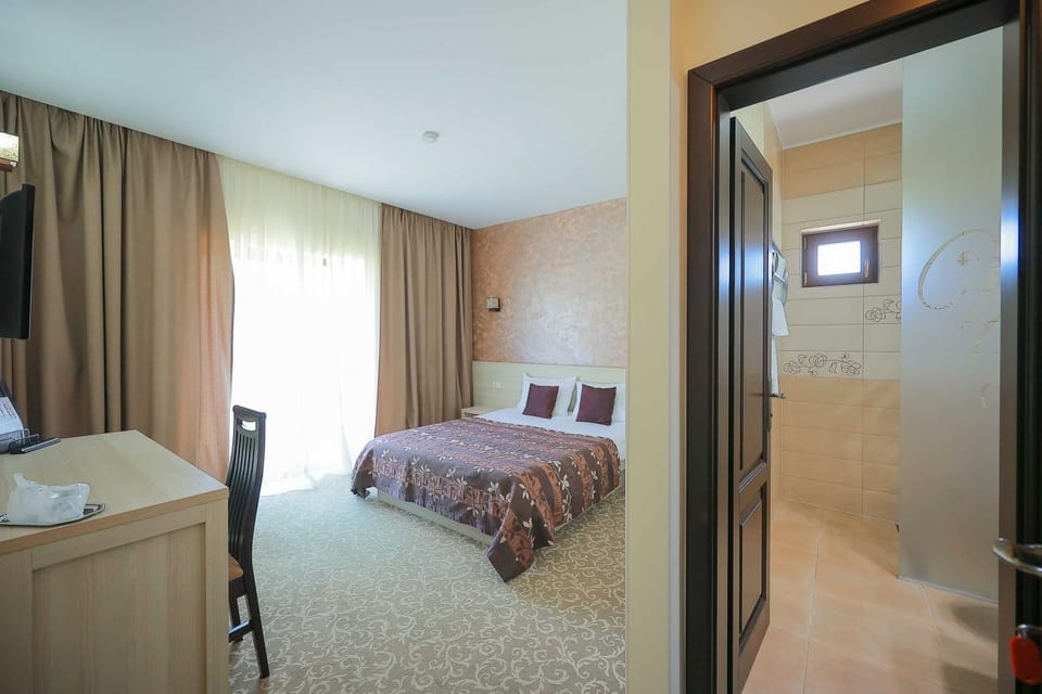 Shower, Bed, Bathroom, Photo of the whole room, Bedroom, towels