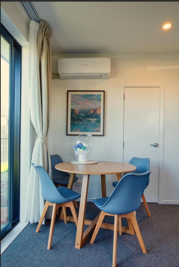 Living room, Seating area, Dining area, air conditioner