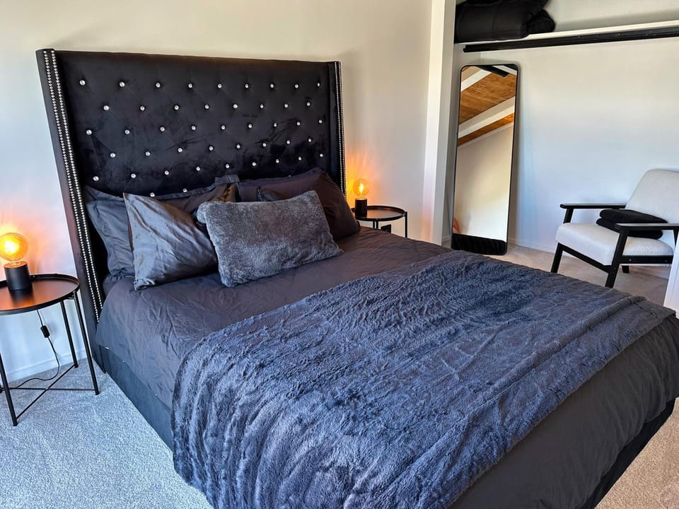 Remarkables View - Te Mana Lakefront Apartment in Queenstown