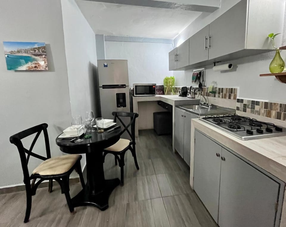 Coffee/tea facilities, Kitchen or kitchenette, Seating area, Dining area, microwave, stove, toaster, kitchen