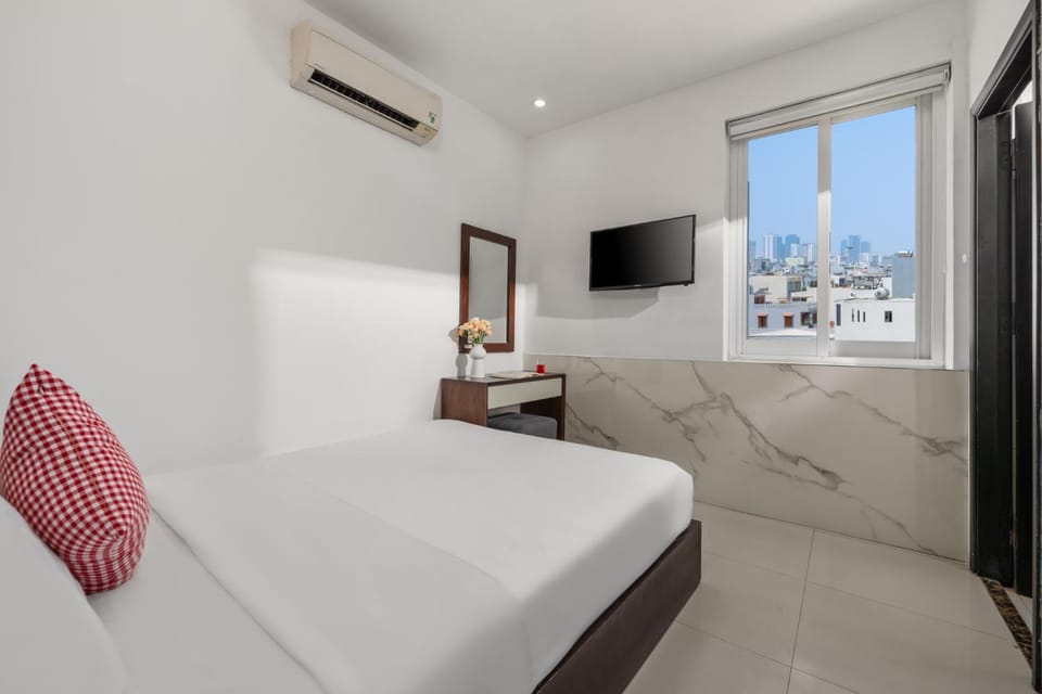 Bed, TV and multimedia, View (from property/room), Photo of the whole room, City view, Quiet street view