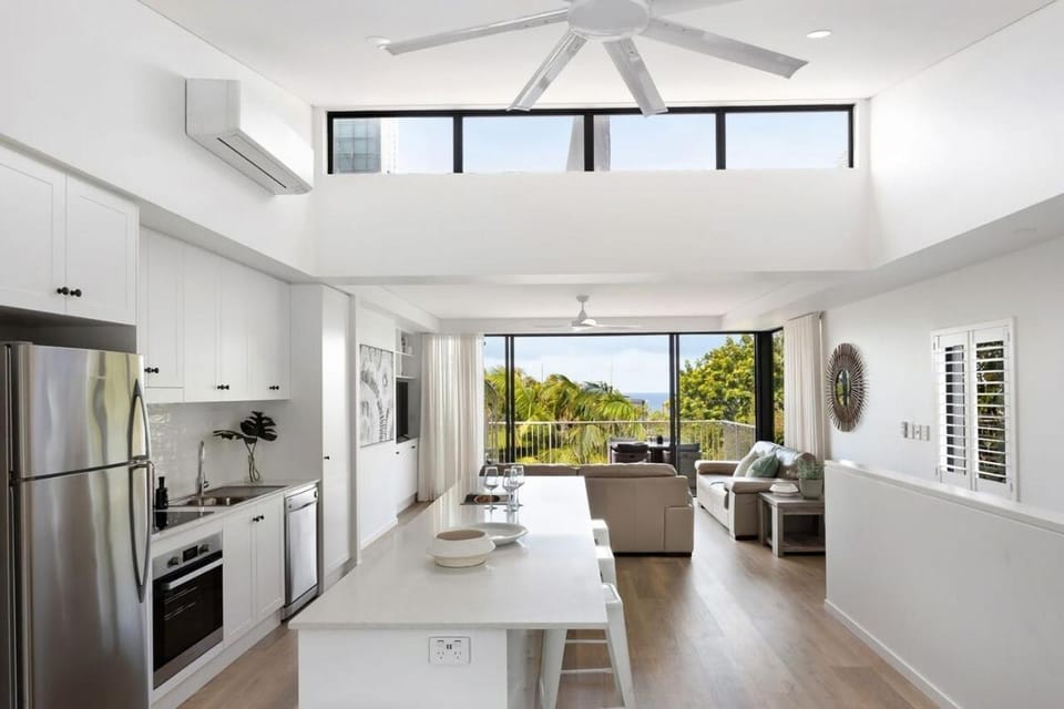 Breezy Beach Haven - Ocean Views & Roof Top Deck Villa in Noosa Heads