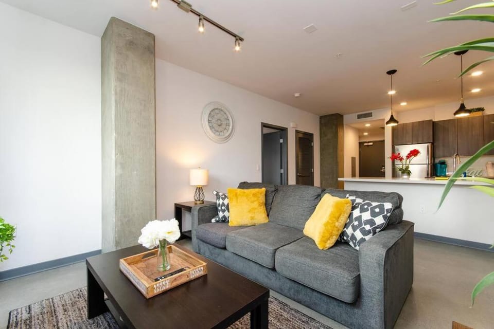 Cozy 3bed Condo with balcony and a rooftop pool Apartment in Los Angeles