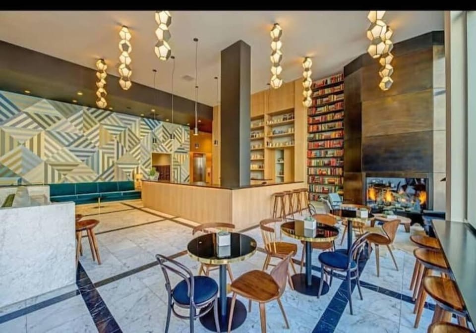 Cozy 3bed Condo with balcony and a rooftop pool Apartment in Los Angeles