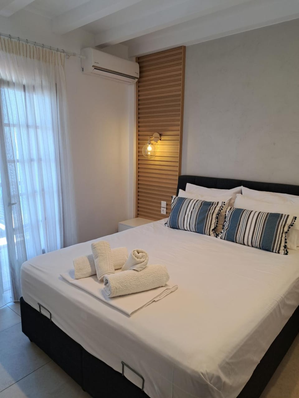 Bed, Bedroom, towels, air conditioner
