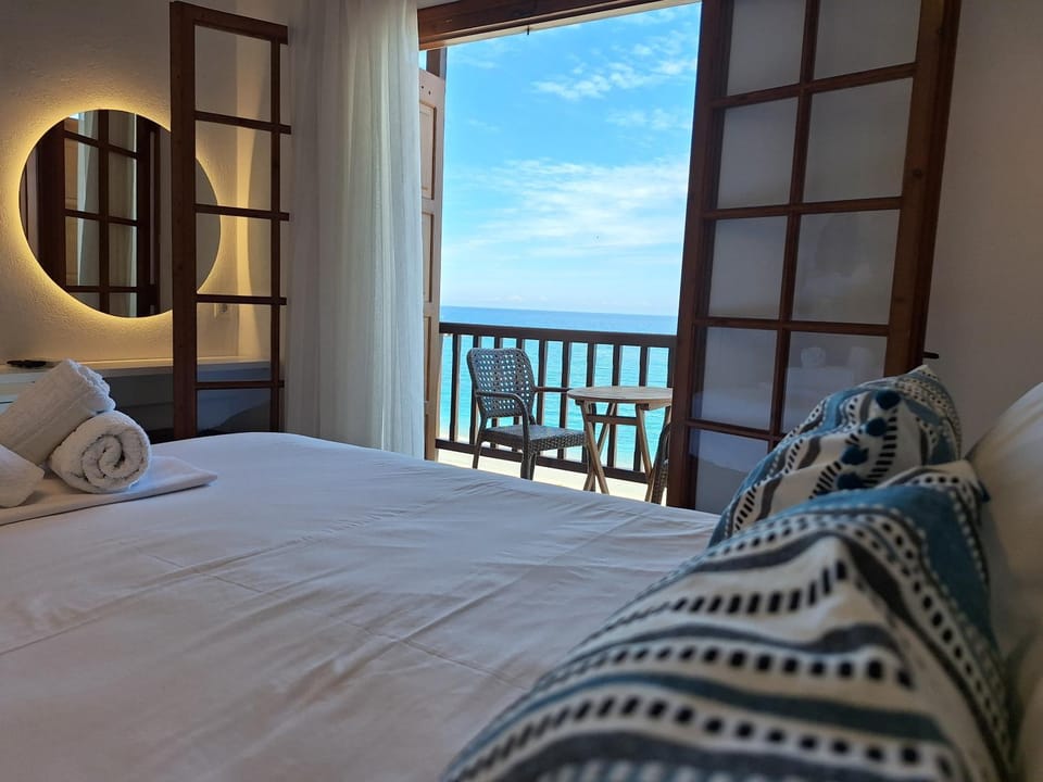 Bed, Balcony/Terrace, Bedroom, Sea view