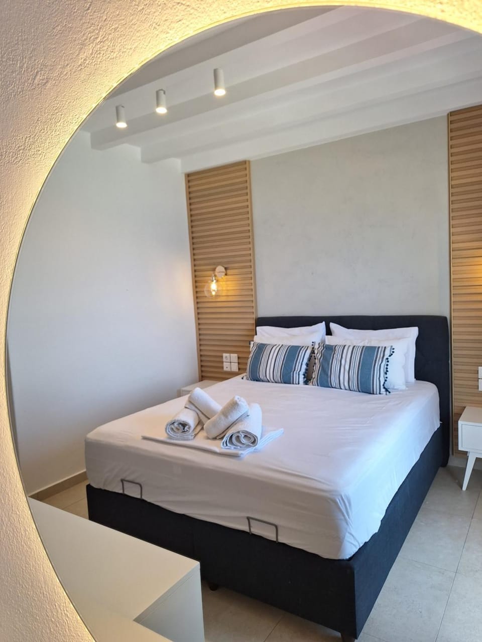 Bed, Bedroom, towels