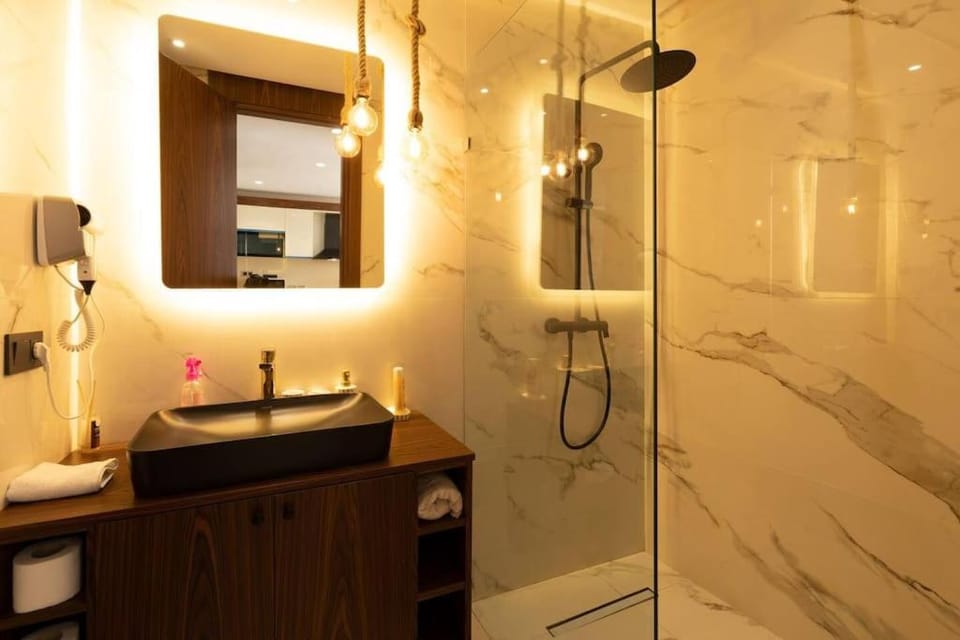 Keyless Smart door/ New /Free parking/Central Apartment in Casablanca