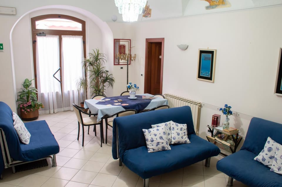 Communal lounge/ TV room, Internal: Not applicable to any particular room