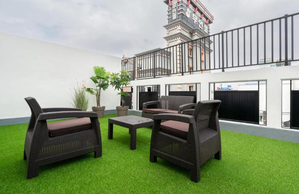 View (from property/room), Balcony/Terrace, Living room
