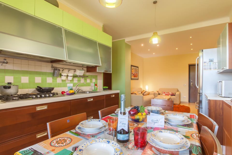 Kitchen or kitchenette, Dining area