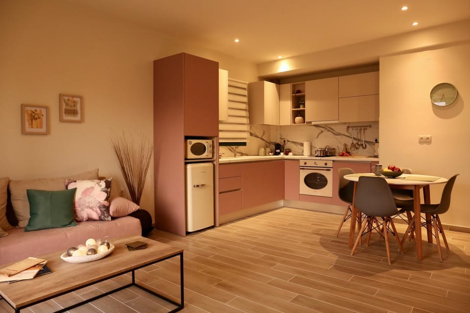Coffee/tea facilities, Kitchen or kitchenette, Living room, Seating area, Dining area, minibar, pet friendly, stove, toaster, washing machine