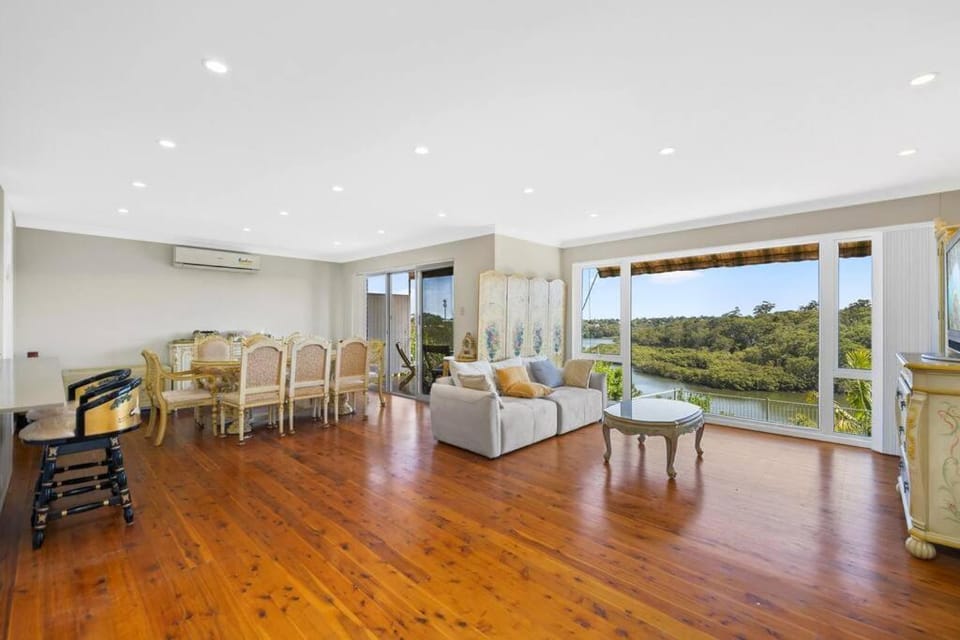 River View Oasis: Spacious 3-Bed House with Pool House in Sydney