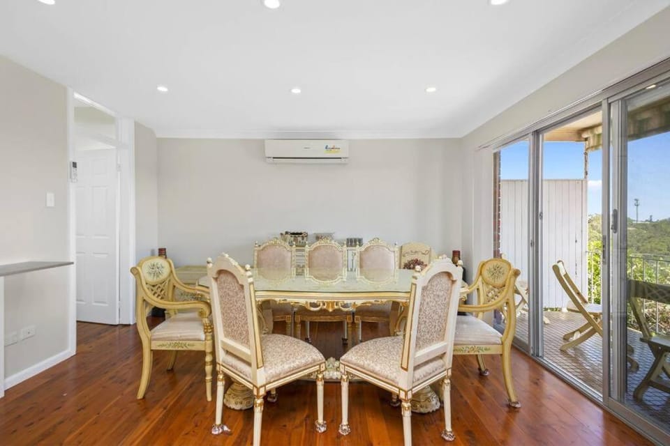River View Oasis: Spacious 3-Bed House with Pool House in Sydney