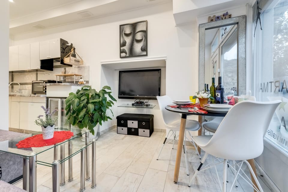 TV and multimedia, Living room, Seating area, Dining area, oven, stove