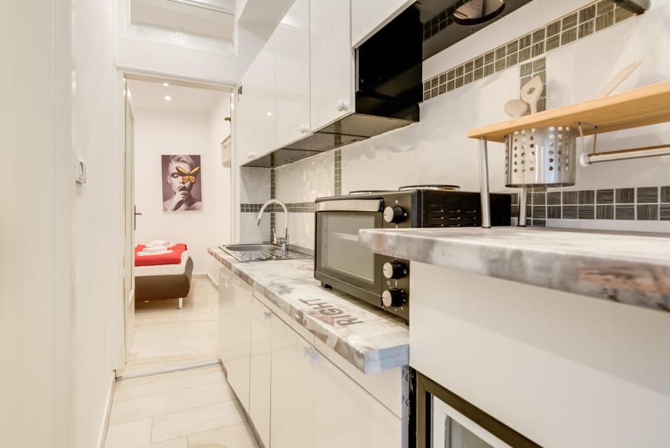 Kitchen or kitchenette, oven