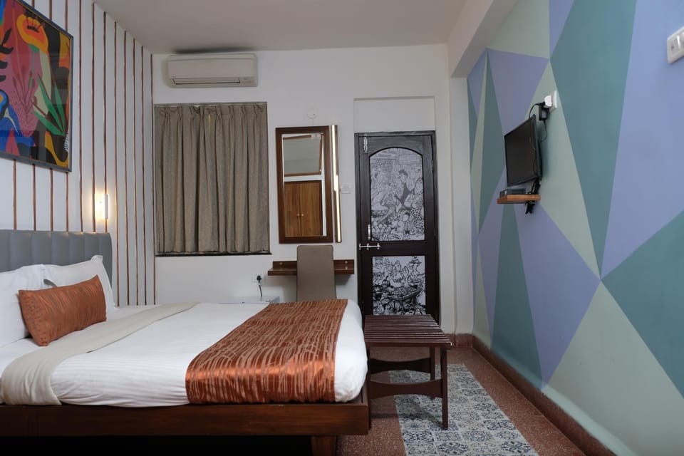 Bed, TV and multimedia, Photo of the whole room, Bedroom