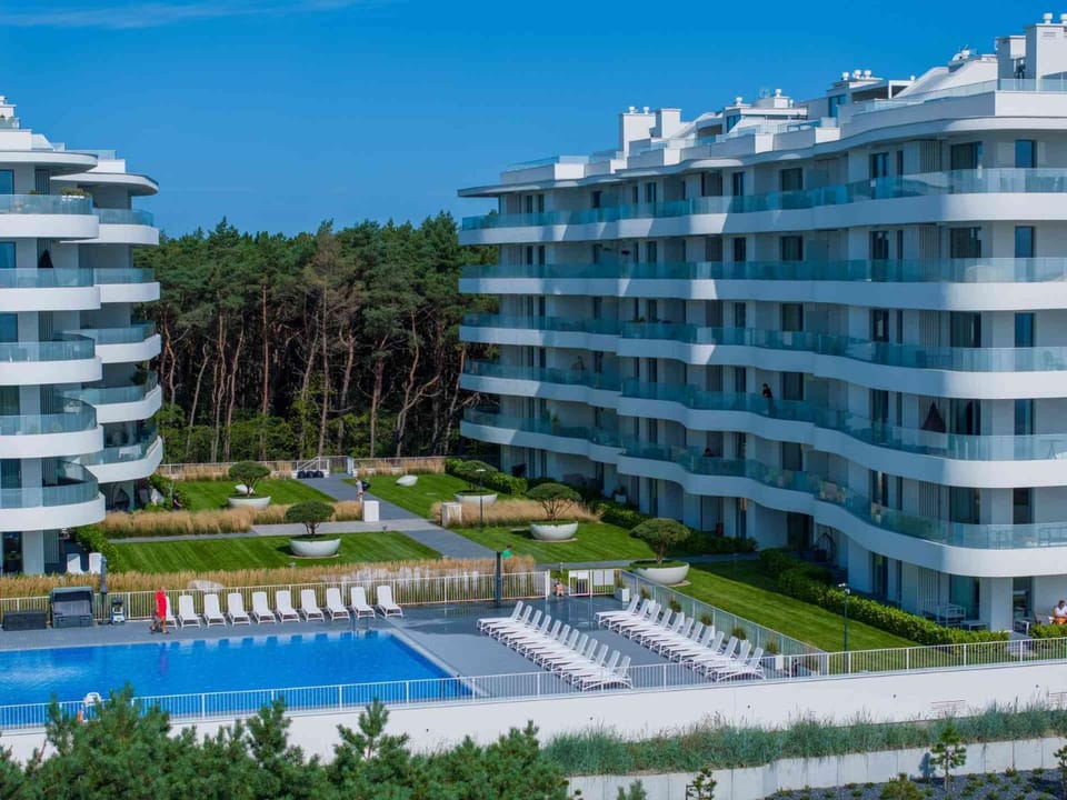 Property building, Spring, Day, Garden, Garden view, Pool view, Swimming pool, sunbed