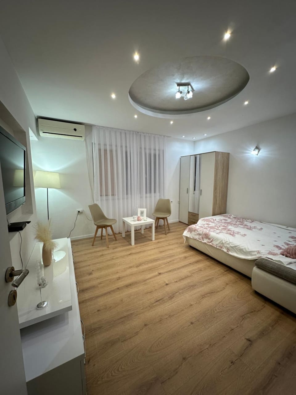 Central Comfort Apartment 5 Minute Walk to Beach, Free Parking, 2 BR Apartment in Municipality of Ohrid, North Macedonia
