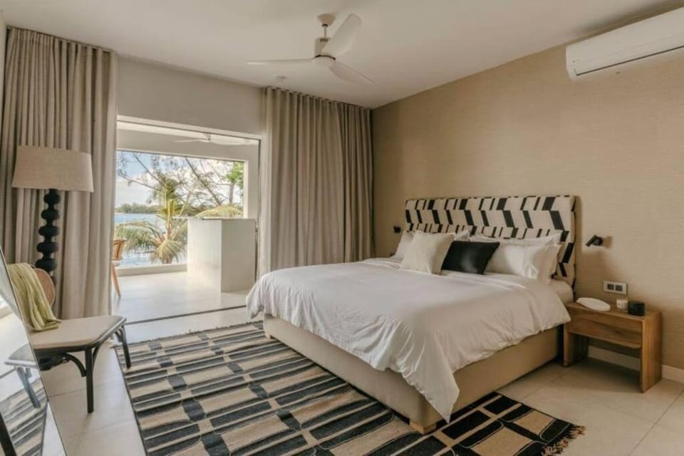 Bed, Photo of the whole room, Bedroom, fireplace, safe, air conditioner