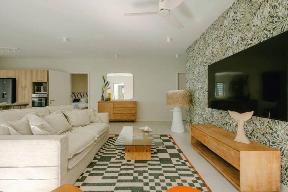 TV and multimedia, Living room, Seating area, fireplace, internet, kitchen