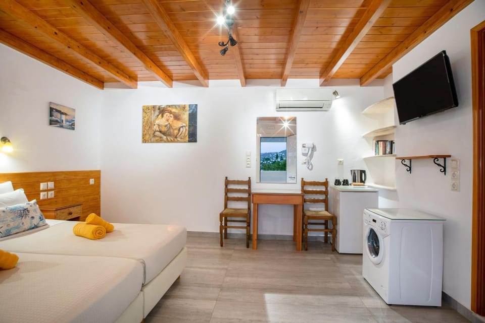 Bed, TV and multimedia, Bedroom, washing machine