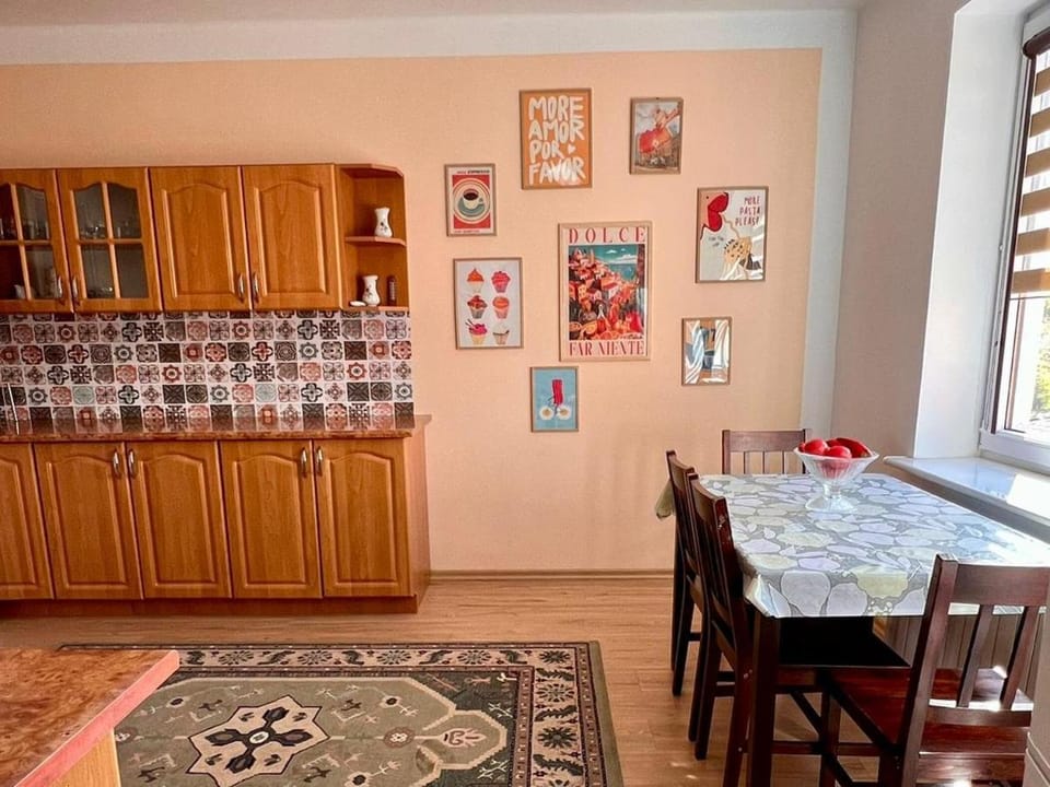 Kitchen or kitchenette, Dining area