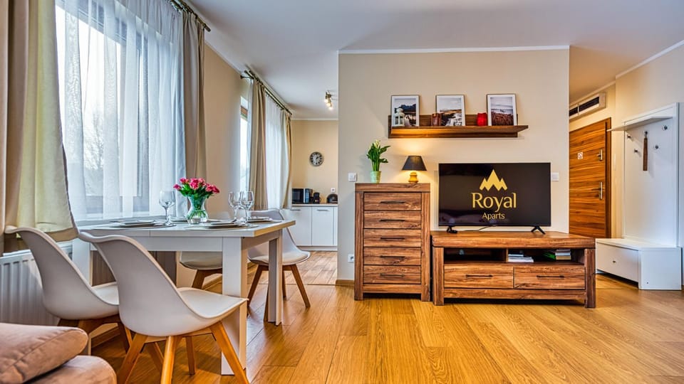 TV and multimedia, Seating area, Dining area