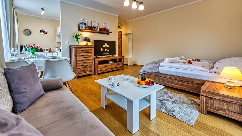 Bed, TV and multimedia, Seating area, Dining area, towels