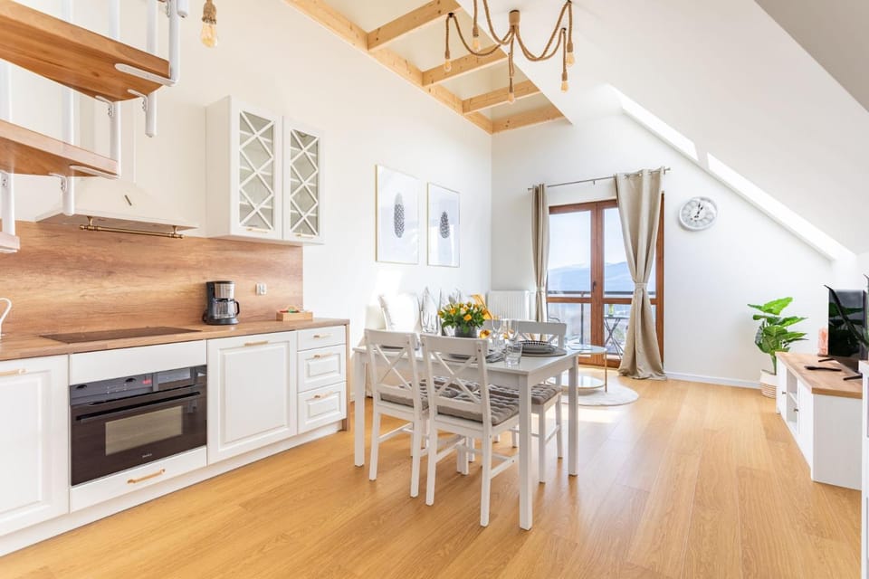 Kitchen or kitchenette, dishwasher, stove