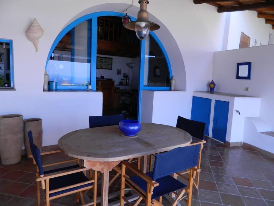 CASA DEI SOGNI, ISLAND OF SALINA House in Sicily