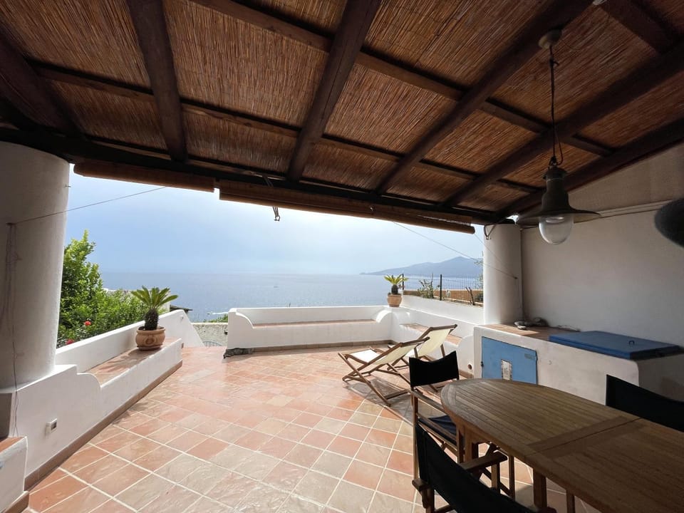 CASA DEI SOGNI, ISLAND OF SALINA House in Sicily