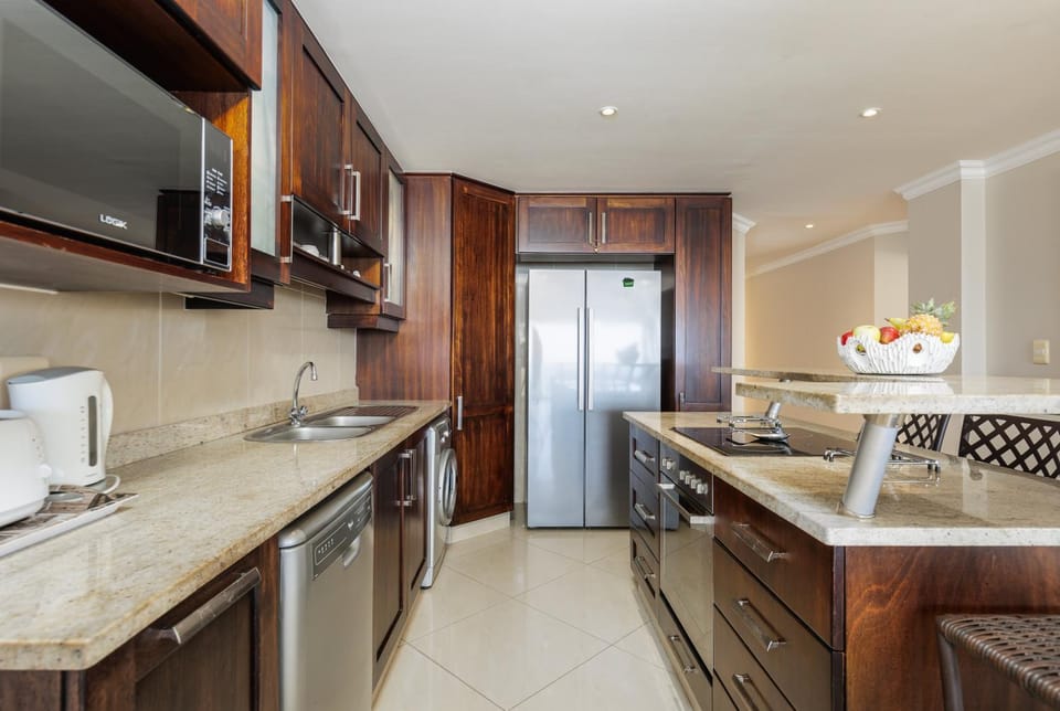 Kitchen or kitchenette, dishwasher, minibar