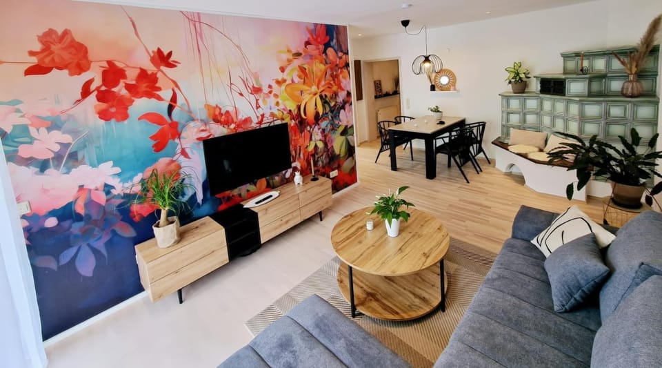 TV and multimedia, Living room, Decorative detail, Seating area, Dining area, Food, flat iron