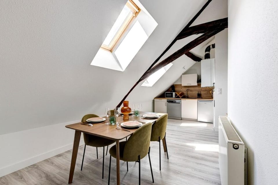 Kitchen or kitchenette, Dining area