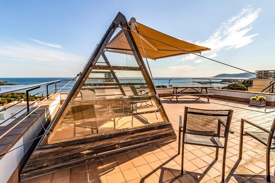 Sant Genís 19.1 - Ático con terraza y vistas Apartment in Alt Empordà