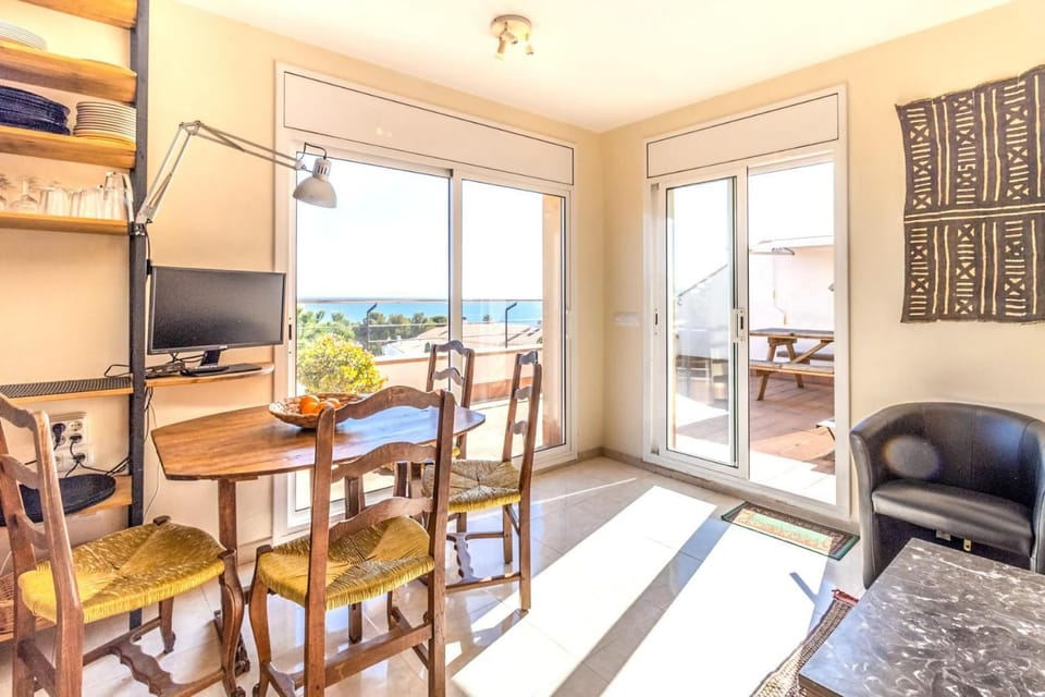 Sant Genís 19.1 - Ático con terraza y vistas Apartment in Alt Empordà
