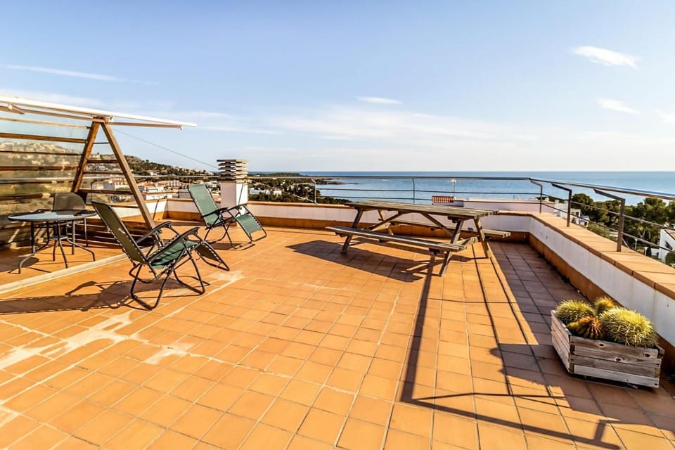 Sant Genís 19.1 - Ático con terraza y vistas Apartment in Alt Empordà