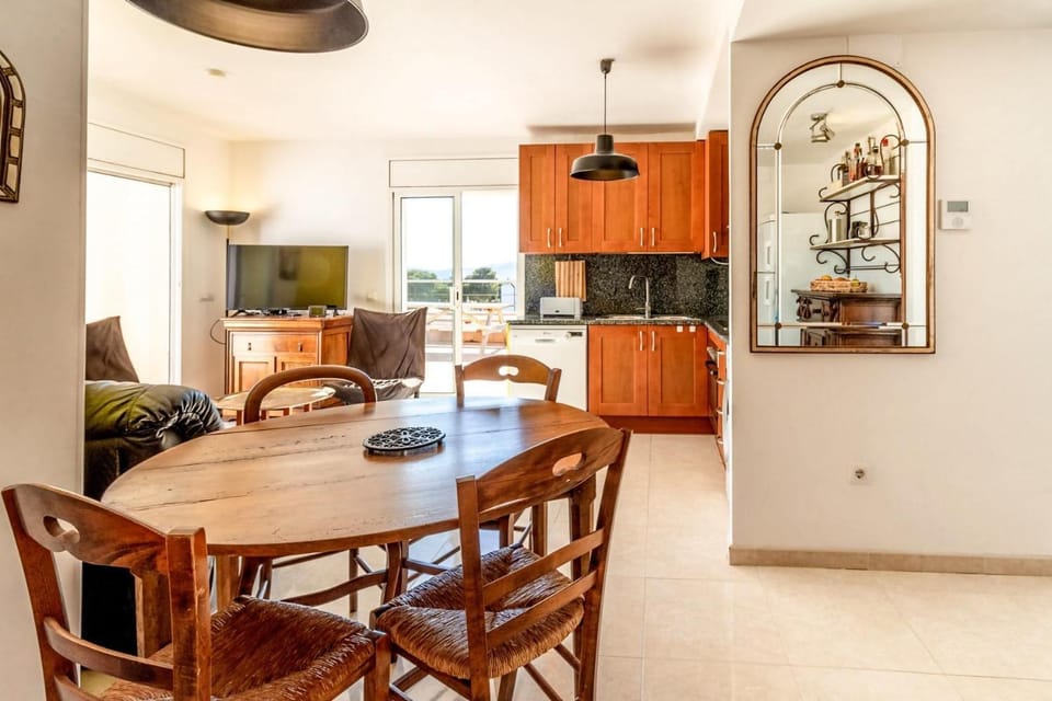 Sant Genis 19.2 - Ático con terraza y vistas Apartment in Alt Empordà