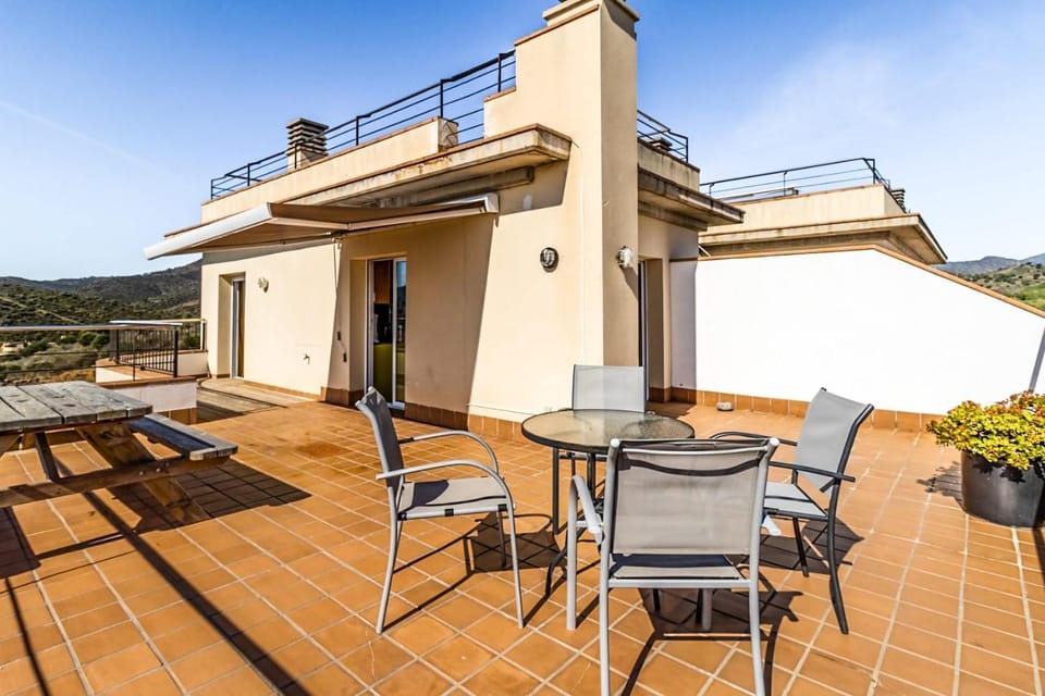 Sant Genis 19.2 - Ático con terraza y vistas Apartment in Alt Empordà