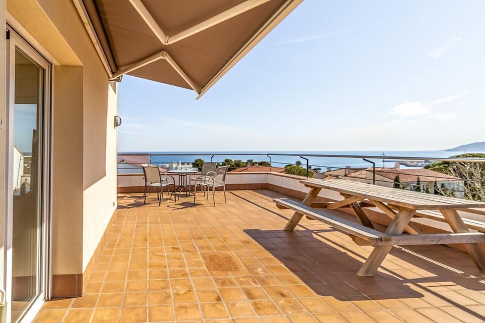Sant Genis 19.2 - Ático con terraza y vistas Apartment in Alt Empordà