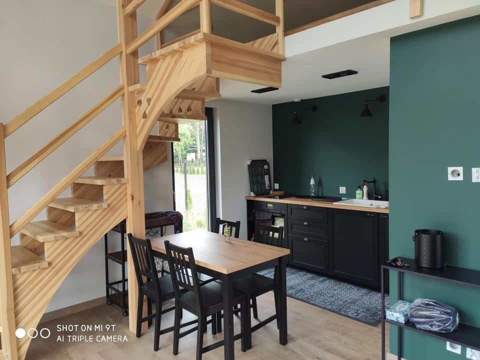 Coffee/tea facilities, Kitchen or kitchenette, Dining area, stove