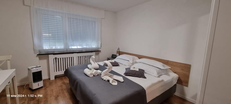 Bed, Photo of the whole room, Bedroom, internet, towels