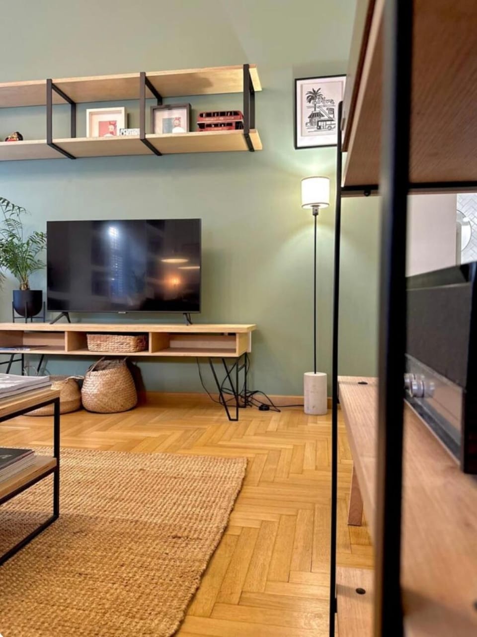 TV and multimedia, Living room, Seating area, Evening entertainment
